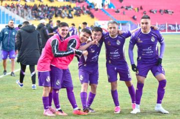 El jugador de Real Potosí, Williams Fernández, celebra su gol con sus compañeros.