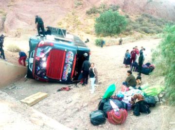 Reportan personas heridas tras el vuelco de flota de pasajeros
