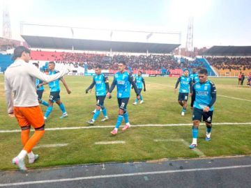 Los jugadores de Blooming abandonan el campo de juego.