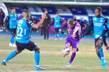 El jugador de Real Potosí, Boris Condori, remata el balón.