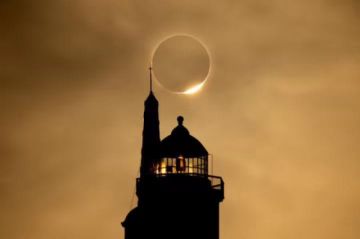 El eclipse solar pasa rápido por Norteamérica y Europa y se prolongó en España