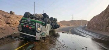 Muere un conductor boliviano al volcar un camión cisterna en Perú