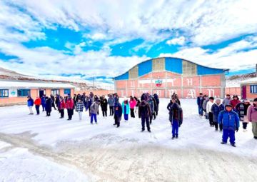 El frío tras nevada no frena a la educación en el sudoeste potosino