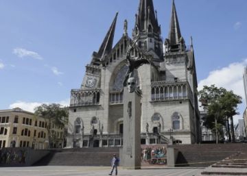 Colombia: La torre de la catedral de Manizales sufre daño como un reflejo del terremoto