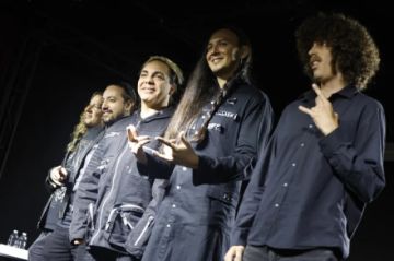 Cristian Castro muestra su versión metalera con su grupo La Esfinge