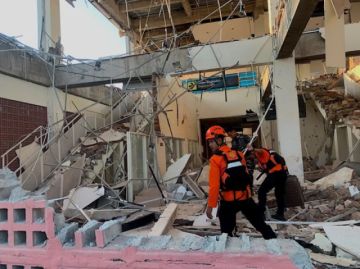Cerca de medio centenar de muertos y 2.000 evacuados tras un terremoto de 7,7 en Indonesia