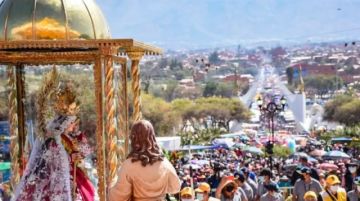 Miles de devotos peregrinan al Calvario de Urkupiña