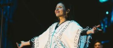 Cazzu sorprende a su fans usando un poncho de los Kjarkas en su concierto