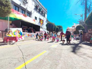 La imagen de San Bartolomé estaba al lado del palco en la plaza.