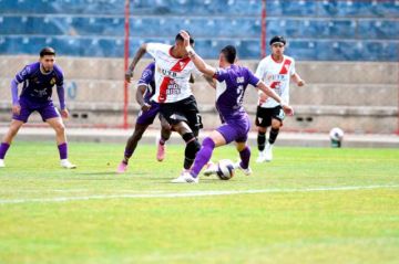 El capitán de Real Potosí, Juan Pablo Rioja, impide que su rival remate el balón.