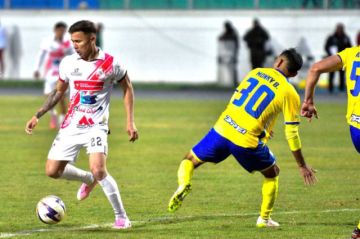 El jugador de Nacional Potosí, Diego Hoyos, controla el balón.