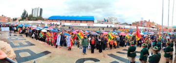 Potosí: niñas y niños rinden homenaje a la bandera a pesar de la lluvia 