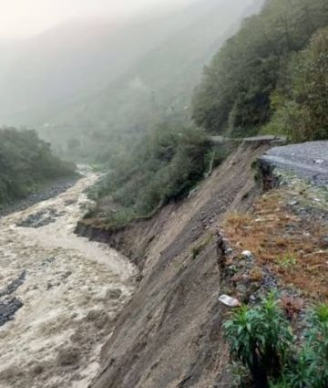 La Paz: Lluvias provocan colapso de plataforma y derrumbes en Sud Yungas