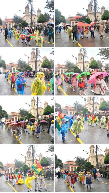 Alumnos desfilaron con paraguas, abrigos y ponchillos plásticos.