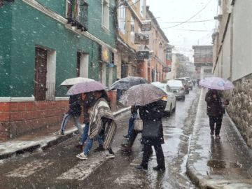 Nevadas dejan anegamientos y caída de cables en a ciudad de Potosí