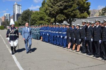 El Ministro Justiniano entregó los sables de honor a nuevos oficiales de las FFAA