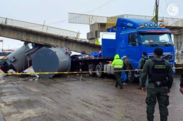 Oruro: Pasarela cae sobre un camión de alto tonelaje