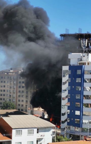 Cochabamba: Bomberos controlan incendio en un edificio en construcción
