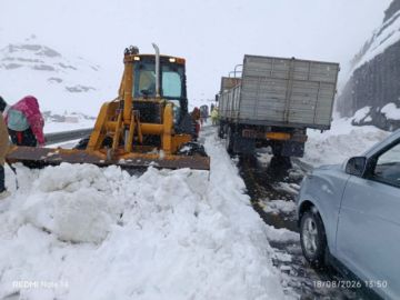 ABC despeja de nieve y hielo la vía a los Yungas 
