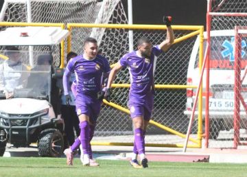 EL jugador de Real Potosí, Jefferson Rivas celebra su gol.