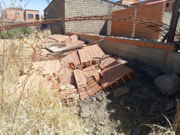 Se reportó caída de árboles, techos arrancados, vehículos dañados, además de muros caídos.