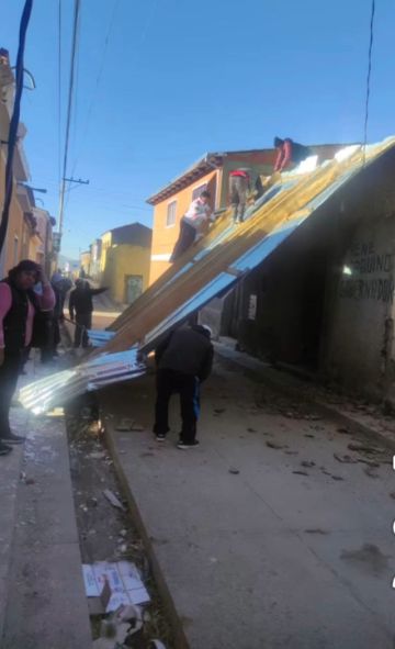 Se reportó caída de árboles, techos arrancados, vehículos dañados, además de muros caídos.