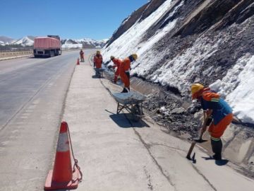 ABC habilita la carretera Oruro – Cochabamba tras retirar el hielo de la plataforma
