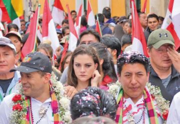 los presidentes cívicos de Potosí y Santa Cruz, Marco Antonio Pumari y Luis Fernando Camacho con Nadia Beller