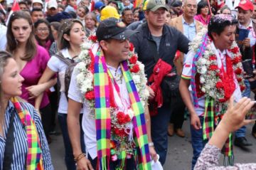 los presidentes cívicos de Potosí y Santa Cruz, Marco Antonio Pumari y Luis Fernando Camacho con Nadia Beller