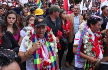 los presidentes cívicos de Potosí y Santa Cruz, Marco Antonio Pumari y Luis Fernando Camacho con Nadia Beller