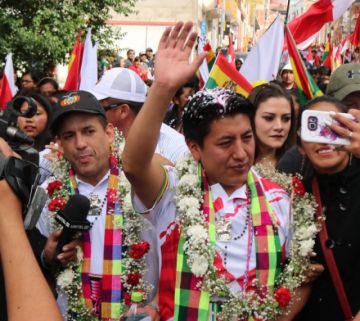 los presidentes cívicos de Potosí y Santa Cruz, Marco Antonio Pumari y Luis Fernando Camacho con Nadia Beller