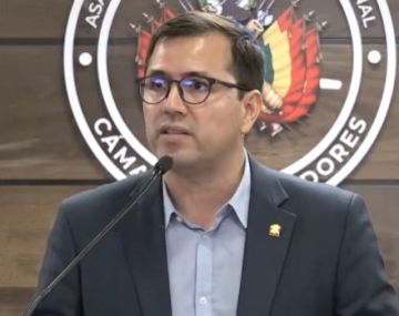 Senador alerta conflicto de interés en vocal de Sala Constitucional