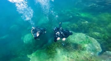 Instructores del Centro de Instrucción de Buceo en Altura de la Armada Boliviana durante una jornada de preparación para las inmersiones en el Titicaca. 