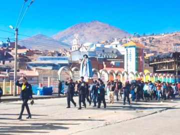La comitiva con los santos inicia la jornada de promesa.