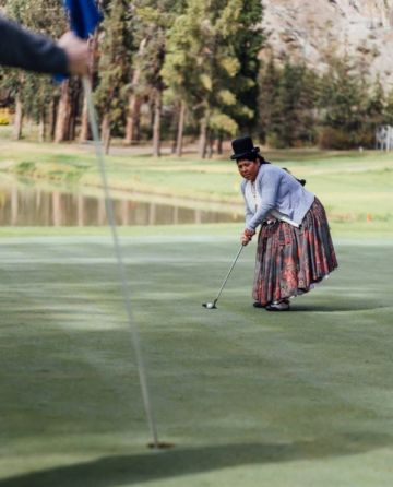Las «cholitas golfistas» de La Paz conquistan el lente de Michael Dunn