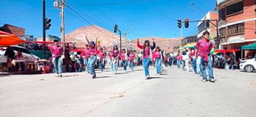 Los bailarines participaron con alegría.