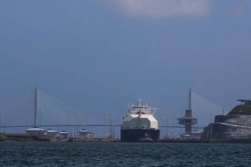 Gigantescos buques avanzan lentamente en su tránsito por el Canal de Panamá