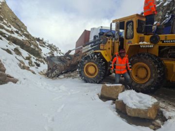 Suspenden salidas de buses de Oruro hacia Cochabamba por las intensas nevadas