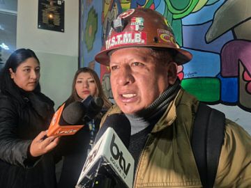La Federación Sindical de Trabajadores Mineros de Bolivia (FSTMB) acusó que algunas cooperativas auríferas estarían negociando con empresas extranjeras acuerdos de reparto de ganan
