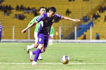 El jugador de Real Potosí, Hugo Rojas, remata el balón.