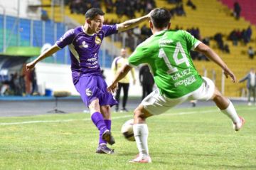 El jugador de Real Potosí, Williams Fernández, pasa la pelota.