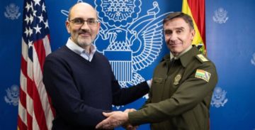 Comandante de la Policía Boliviana se reúne con el Encargado de Negocios de Estados Unidos