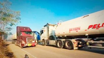 Tercer día de bloqueo en el puente San Pablo mantiene buses, cisternas y camiones de carga retenidos