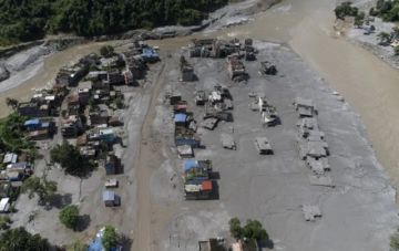 Nepal eleva a 669 los fallecidos por la riada mientras China cierra la represa natural