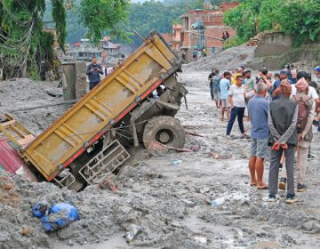 Nepal: Rescatan con vida  a una niña tras 60 horas 