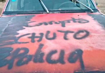 “Corrupto, chuto, policía”: el mensaje que dejaron en vehículo abandonado 