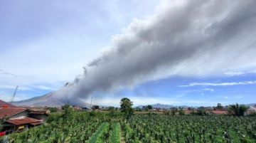 Erupciona en Indonesia el volcán Sinabung y expulsa una columna de ceniza de 3.500 metros