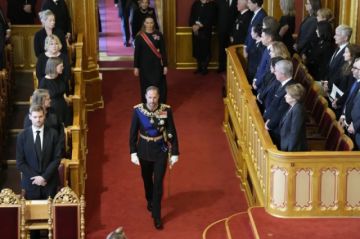 El rey Haakon VIII jura la Constitución ante el Parlamento noruego