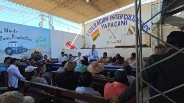 Ministro Justiniano llega a Yapacaní para negociar levantamiento de bloqueo
