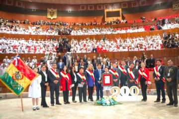 Concejo de Potosí condecora a la escuela Santa Rosa por su bicentenario